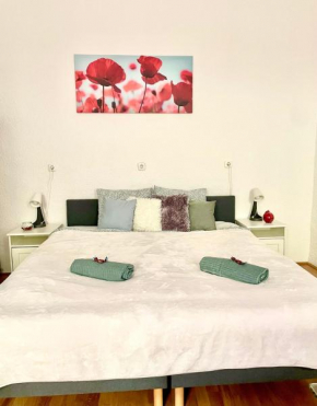 VERY WARM HOME with Big Bed near New York Café